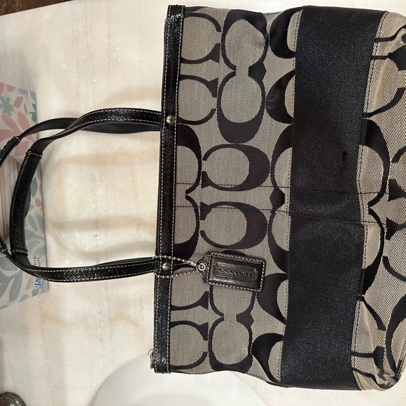 Coach Gray Leather Interior - Picture 6 of 7